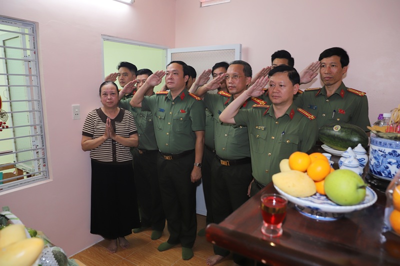 Thanh tra Bộ Công an và Thanh tra CATP: Dâng hương tưởng niệm các Anh hùng liệt sỹ và thăm hỏi gia đình liệt sỹ CAND
